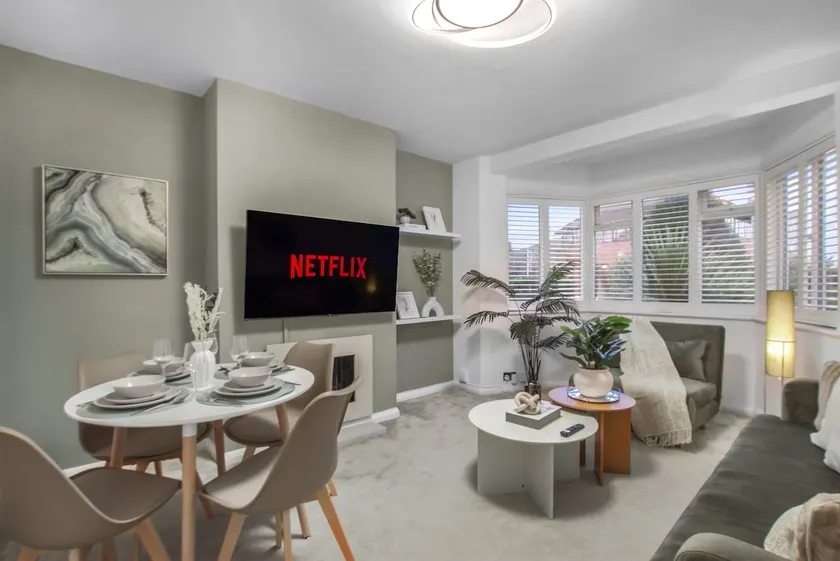 Cosy 2 bed Maisonette with driveway parking and garden - Image 1