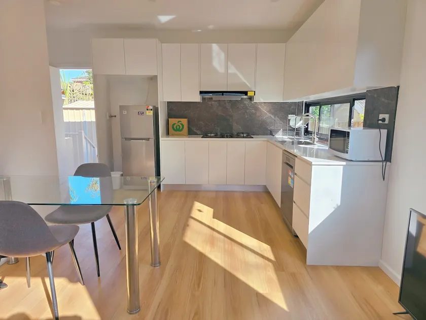 Premium cottage in Burwood - Image 1