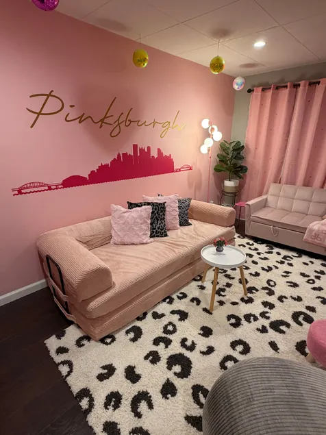 Pinksburgh pet-friendly by Strip, stadium, skyline - Image 1