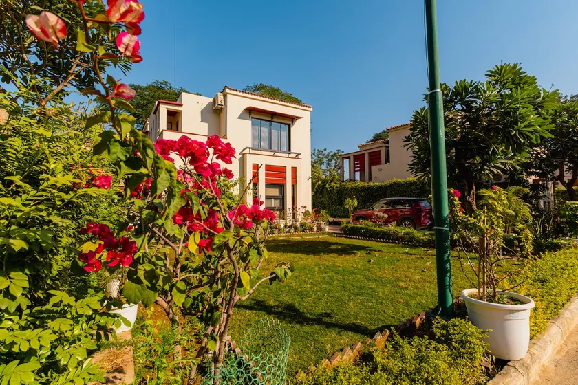 Artistic lake side villa - Image 1