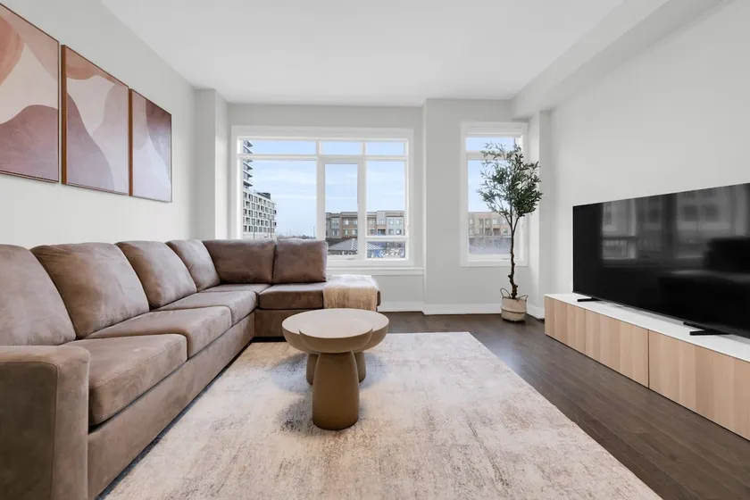 Modern Family-Friendly 4BR Townhouse – Sleeps 7 - Image 1