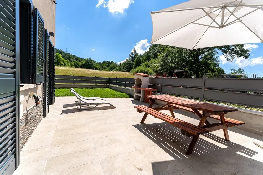 4 Guests, Garden, BBQ & Mountain View - Image 1