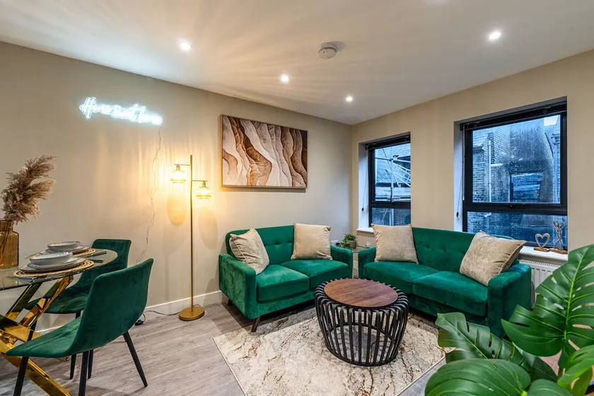 Modern 2 Bedroom Flat, Central Chatham, Self Check-in - Image 1