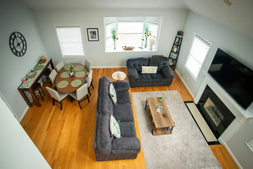 Spacious Coastal Townhome Deck and Parking - Image 1