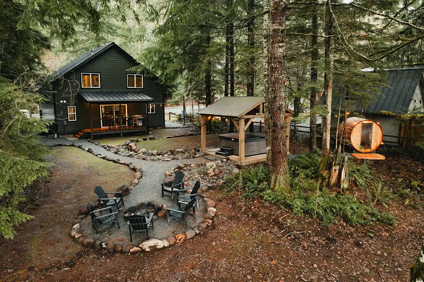 Mischievous Moose Lodge-Mt Rainier-Sauna-HotTub-EV - Image 1