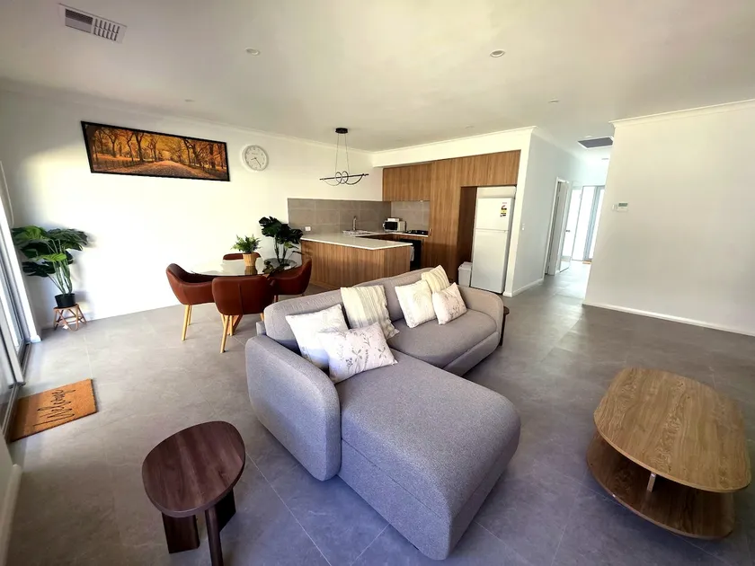 Modern Private Townhouse Close to City & Transport - Image 1