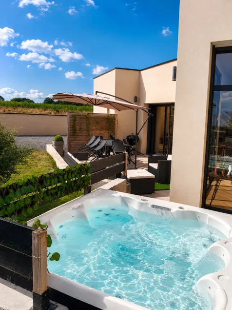 Single-storey house with jacuzzi/100 m from the sea and GR34 - Image 1