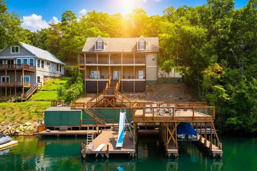 The Lakeview: Best Sunset Views, Dock, Sleeps 16 - Image 1
