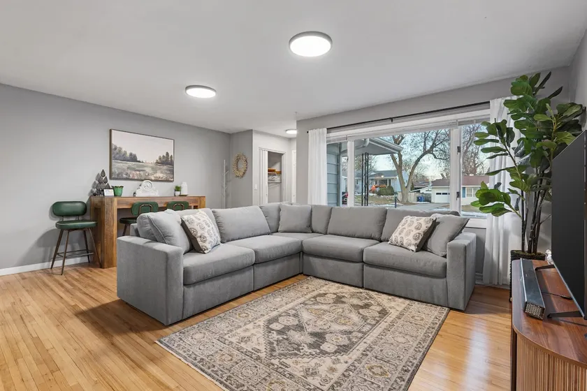 Central 4BR Gem: Shop, Dine, & Relax - Image 1