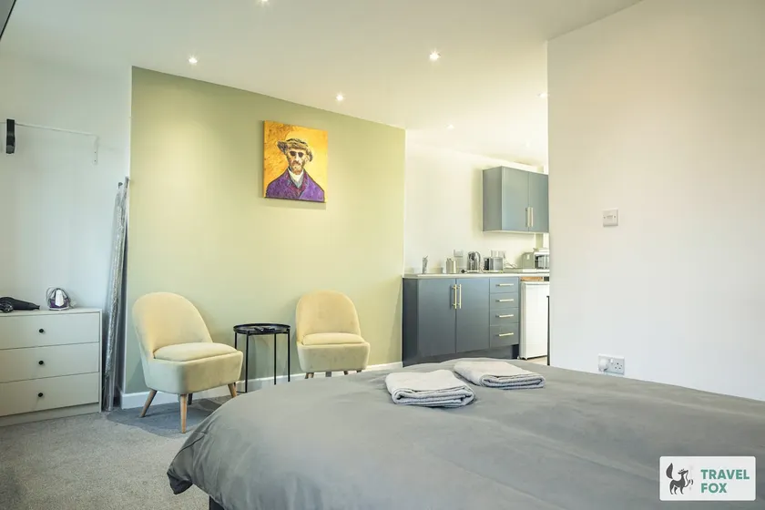 Flora's Flat 4 - Image 1