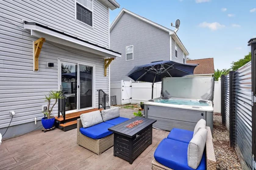Golf cart + fenced courtyard + hot tub + fire pit - Image 1