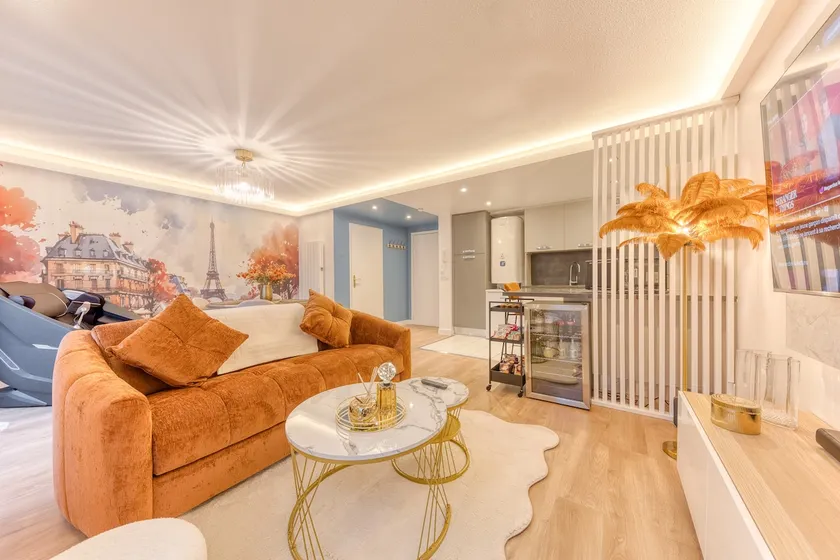 Premium Spa Suite near Paris – Hot Tub & Massage - Image 1