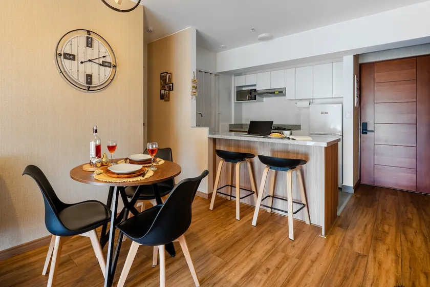 Beautiful and elegant 1BR bordering San Isidro - Image 1