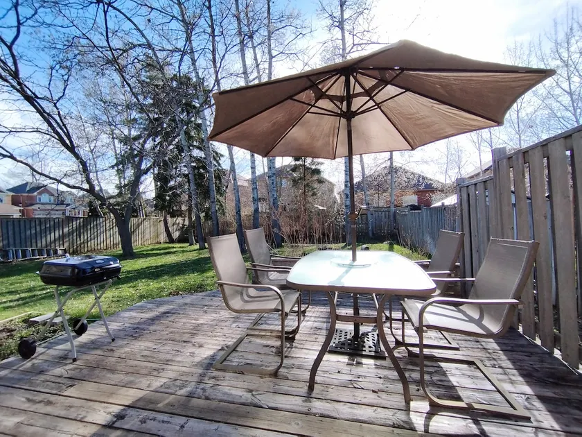 3 BDR treed bungalow (main floor), near beach - Image 1