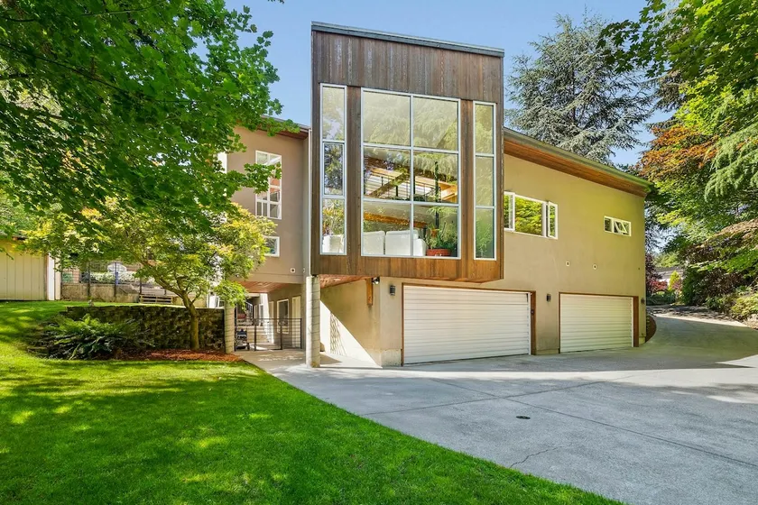 4BR home w/ pool, hot tub & great location - Image 1