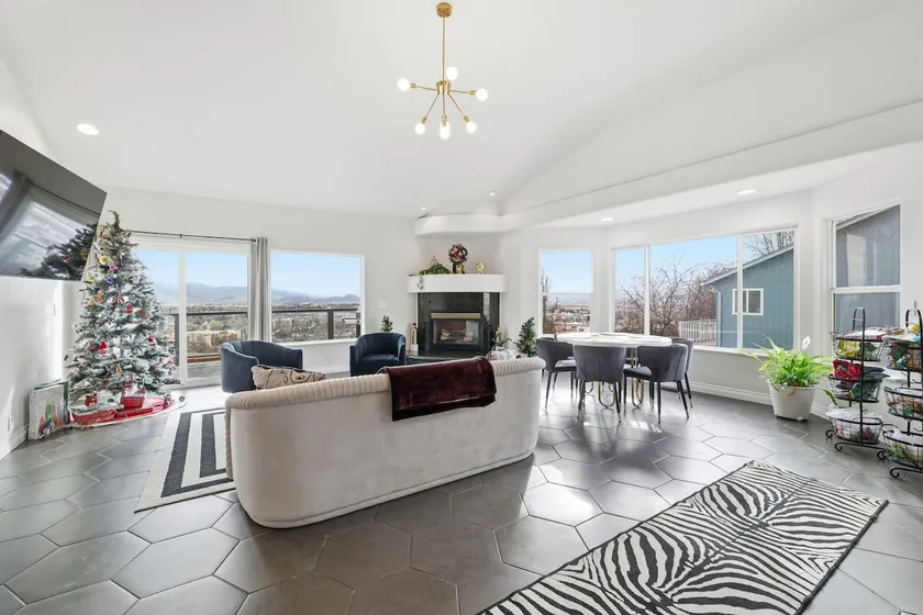 Hilltop Luxe Retreat | Sleeps 10 | City Views - Image 1