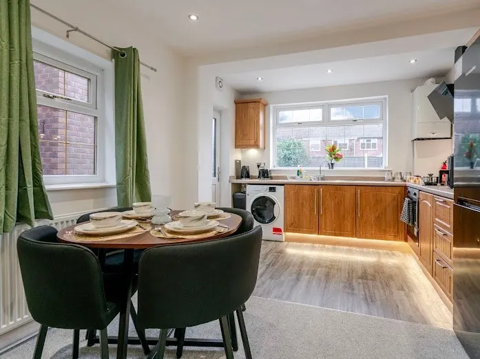 Perfect for Contractors, sleeps 7, 77” TV, Parking - Image 1