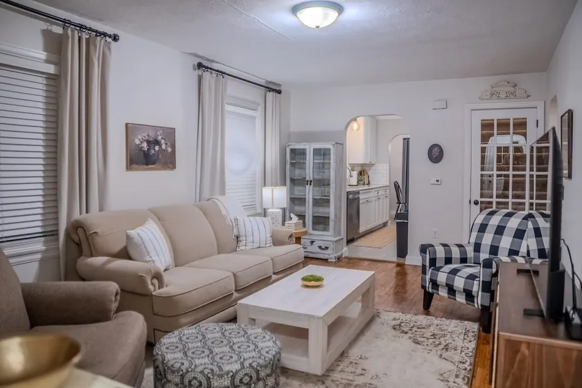 Bright & Spacious Home - Prime Location! - Image 1