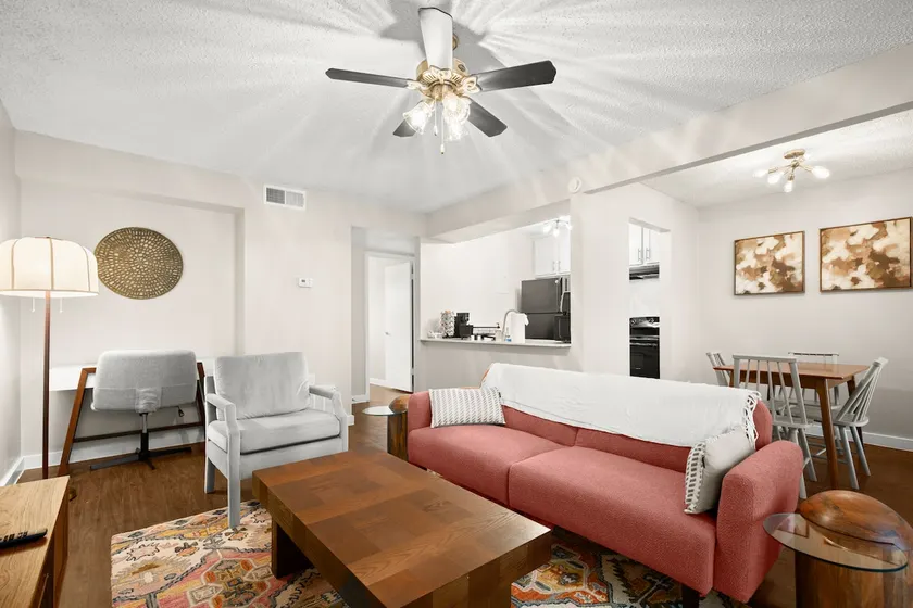 Austin Hyde Park King Bed Sleeps 4 - Image 1