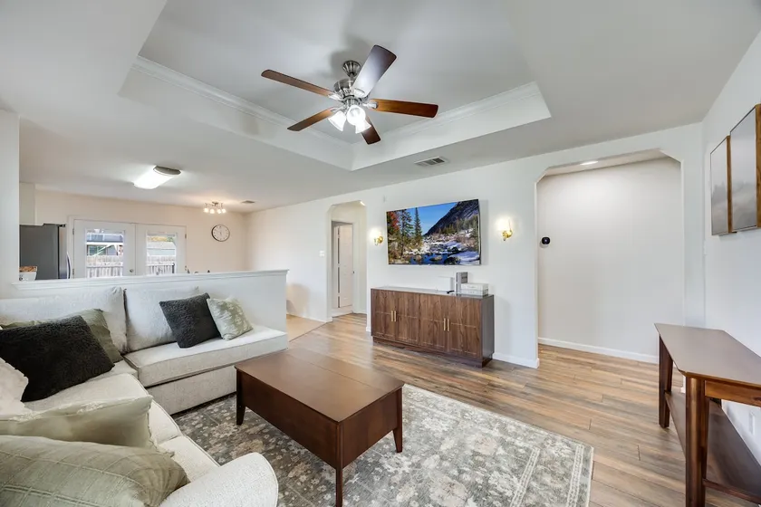 Modern Family-Friendly Home in Hutto - Image 1