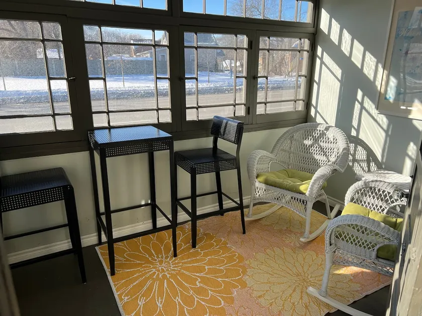 Quiet Private Upper Level Apartment in Midtown - Image 1