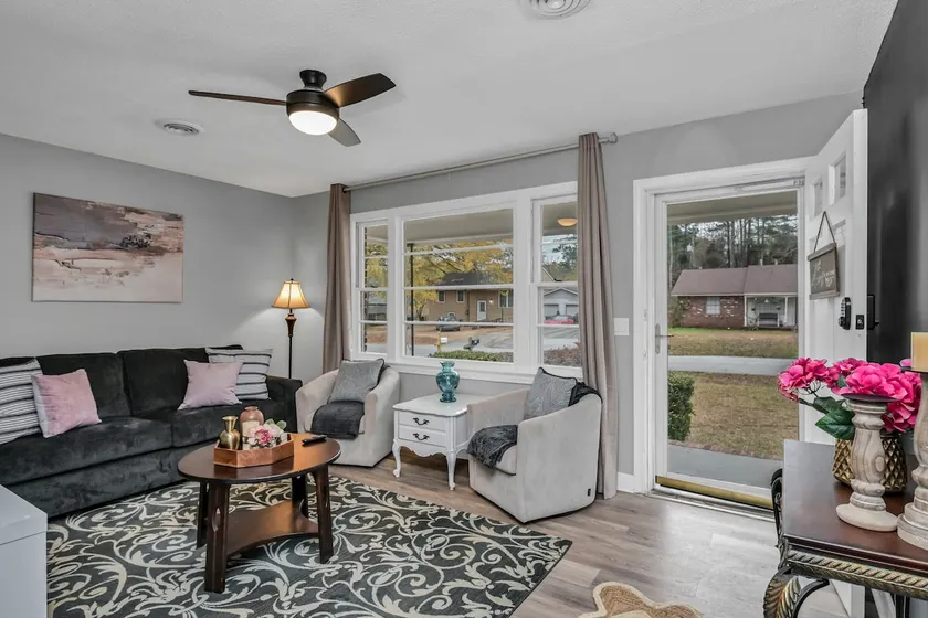 Bright Renovated 3BR Near Town - Image 1