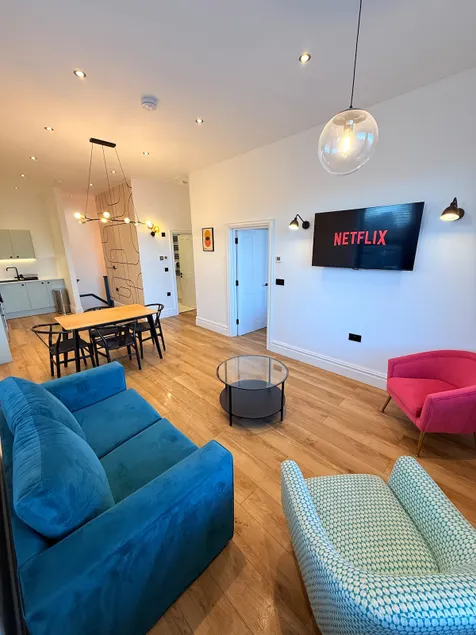 Central - Free parking- Sleeps 6 - Stylish Apt - Image 1