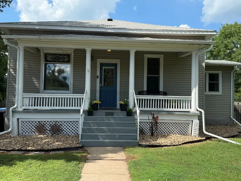 1895 Salem House with all the modern comforts! - Image 1