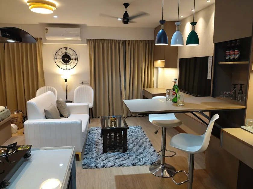 Sonya's Airport Luxury Top floor - 3 min drive_90 - Image 1