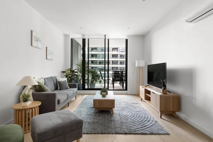 Free parking - trackside apartment with pool, gym - Image 1