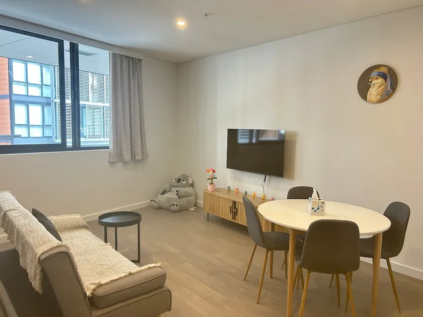 New Modern Apt | Free Parking | Near City & Train - Image 1