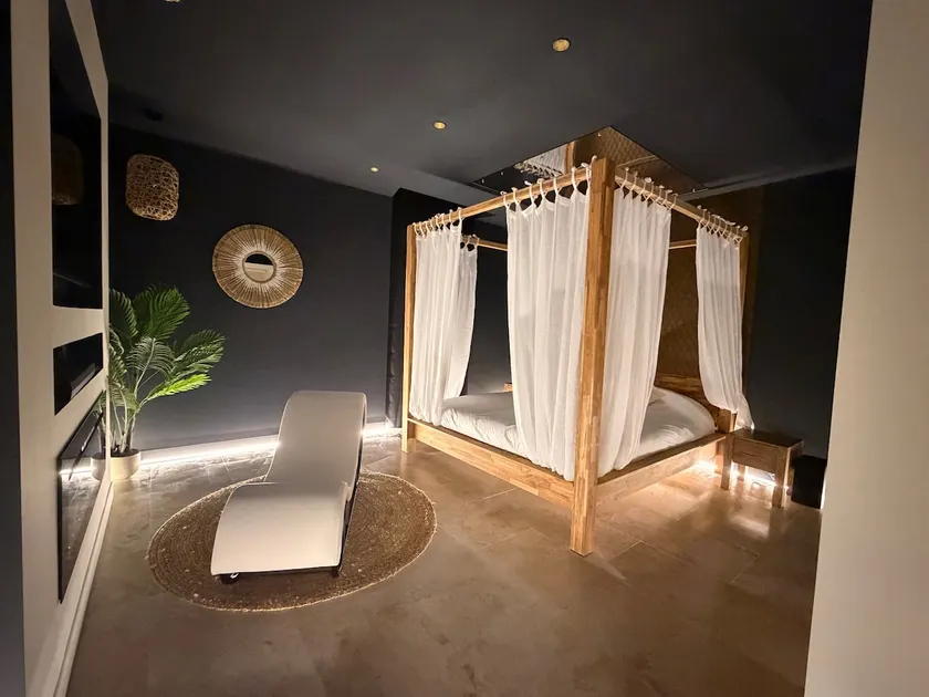 Black Oasis – Exotic Suite with Spa - Image 1