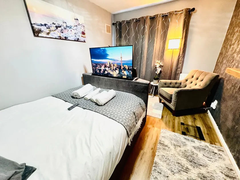 Air Conditioned Luxury 2-Bed Apartment,Office with Built-In TV King Bed, Private Entrance and free Parking - Image 1