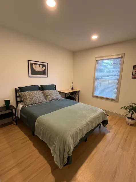 Bed+Living Room Apt with Private Entrance - Image 1