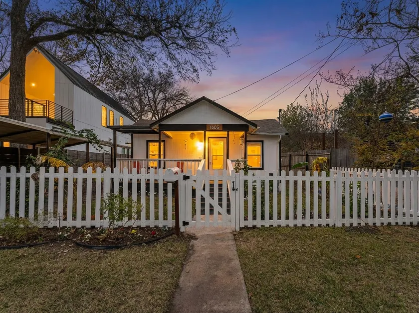 Austin Downtown Gigi’s Cozy Home - Image 1