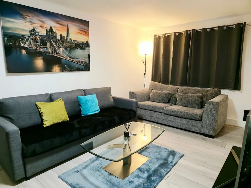 Private 3BR House Near Heathrow, Free Parking, Fast Wi-Fi - Image 1