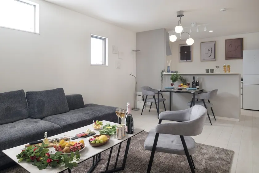 A house with a simple and calm atmosphere, a Japanese-style room and children's amenities, perfect for a family trip - Image 1