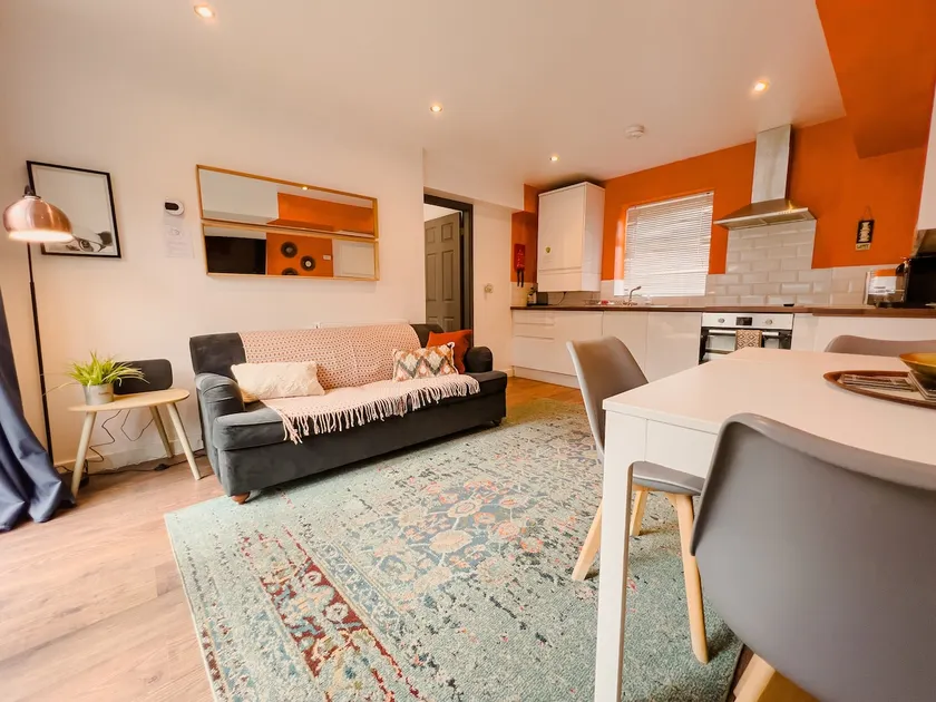 Cosy Apt|Sleep 4|Free parking|Station&Town|Flat 4 - Image 1