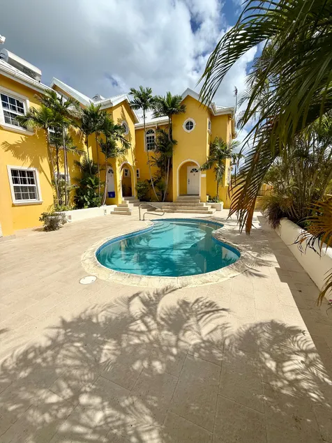 3-Bed Apt w/Pool & AC - Image 1