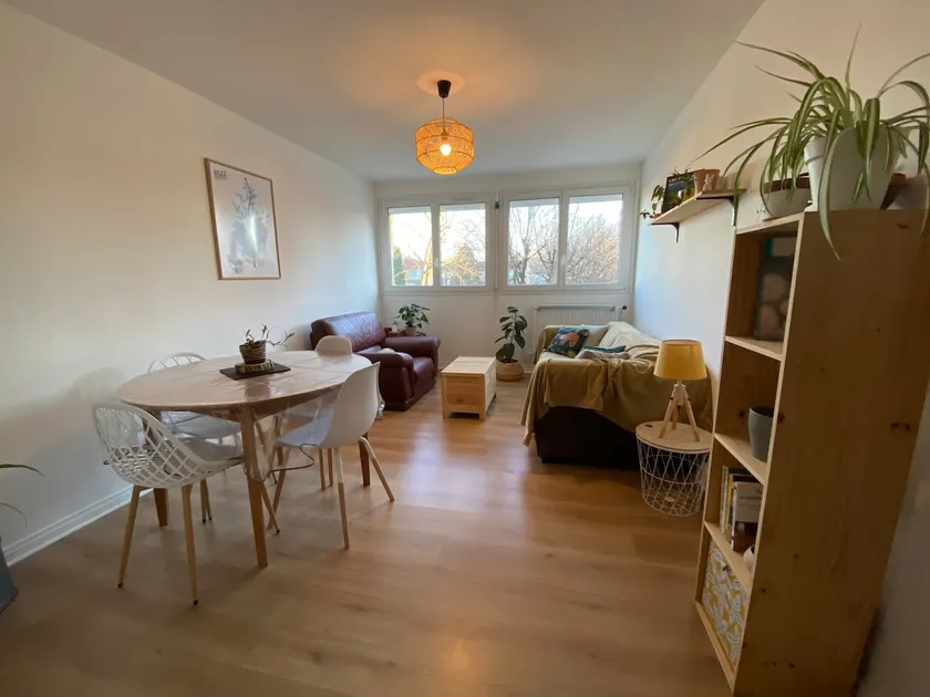Large bright and comfortable 2-room apartment with parking - Image 1