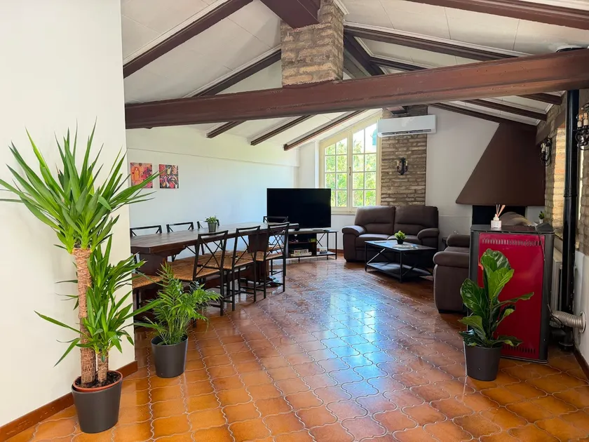 Spacious 4BR Suite & Prime Location and Comfort - Image 1