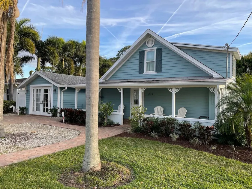 Pinecraft 2BR Retreat • Minutes to Siesta Key - Image 1