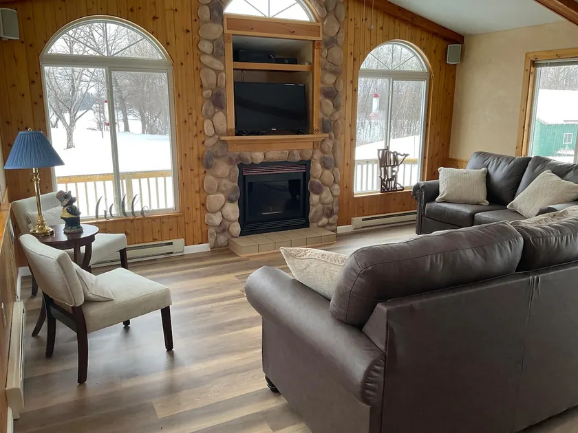 Rainy River Fishing Cabin Near Lake of the Woods - Image 1