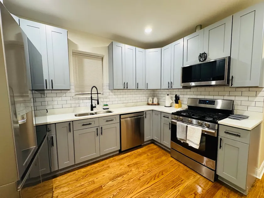 Cozy 2BR Apartment · Queen Beds · Washer & Dryer - Image 1