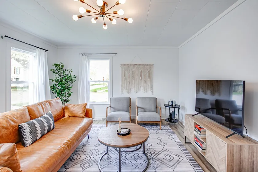 Steps to Journeyman*Cozy Stay*Fast Wi-Fi *Pets OK - Image 1