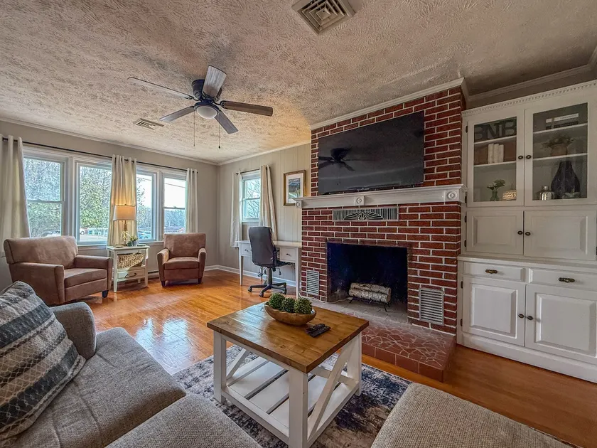 Cozy 3BR Across from Hospital, Pet OK, Walk to DT - Image 1