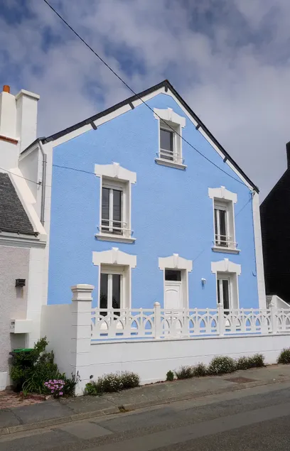 Sea view, beach 50m away, enclosed garden - Image 1