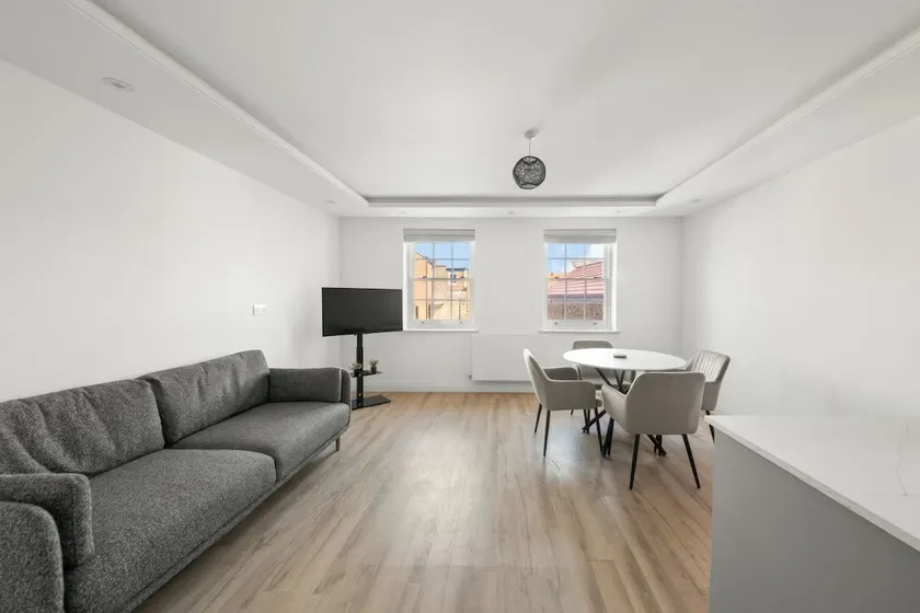 Luxury 1BR Modern Flat in London W7 with Terrace & Private Parking - Image 1