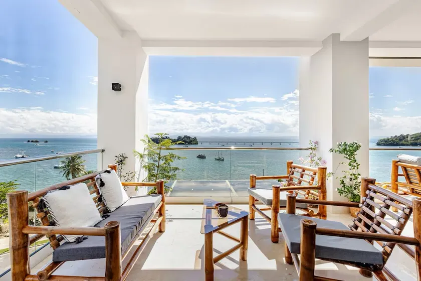 Modern Oceanview Retreat with Balcony and Walk to Bay - Image 1