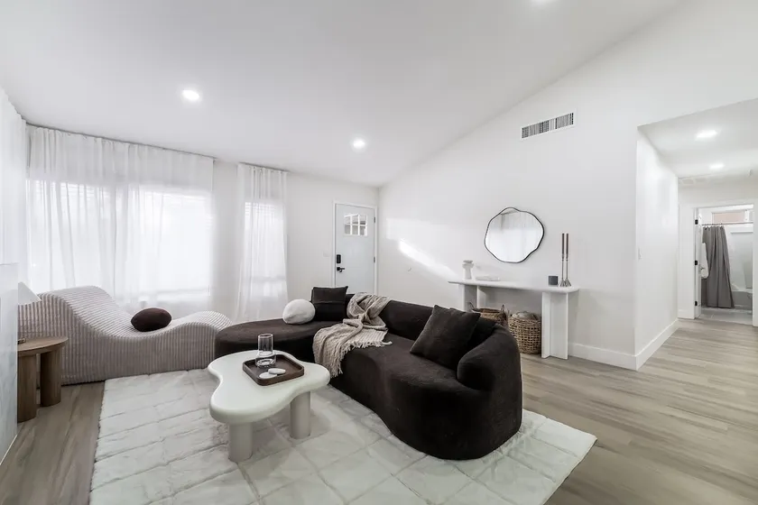 Luxury 3 Bedroom: Newly Renovated Home - Image 1